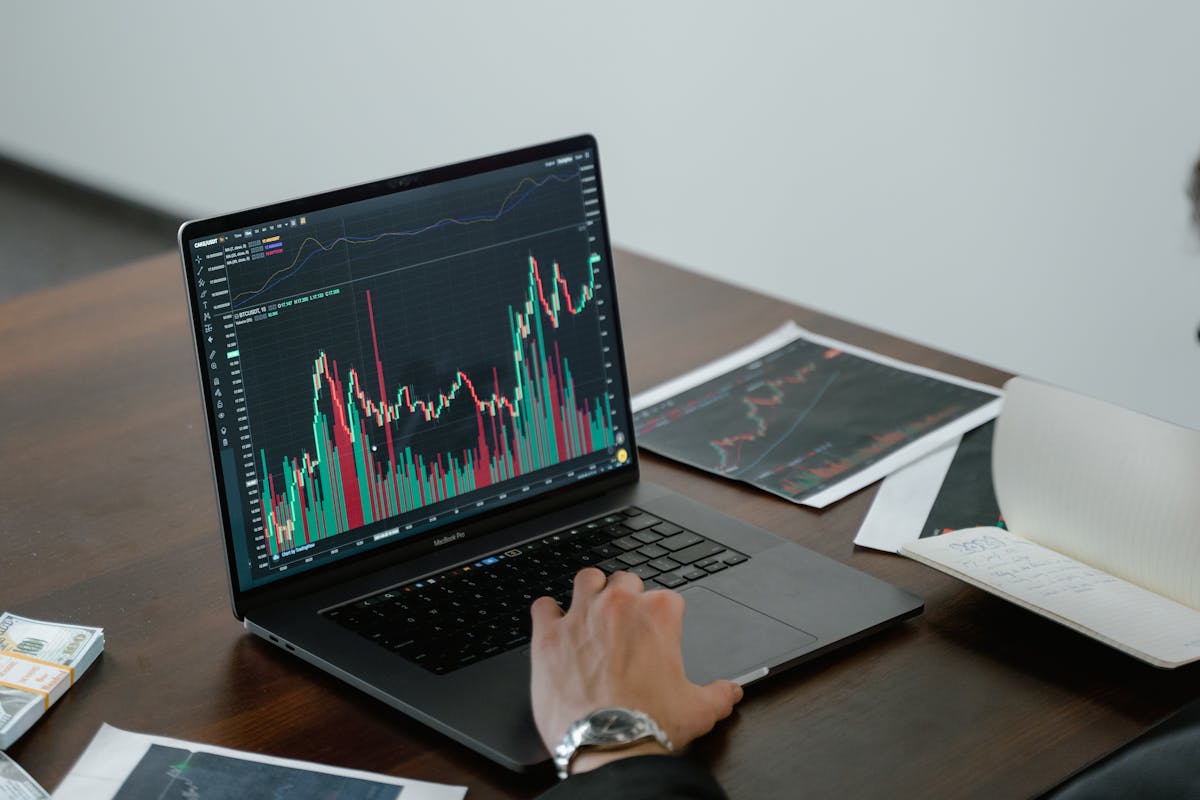 Agent comptable IA - logiciel de gestion financière automatisée avec tableaux de bord et graphiques sur ordinateur portable