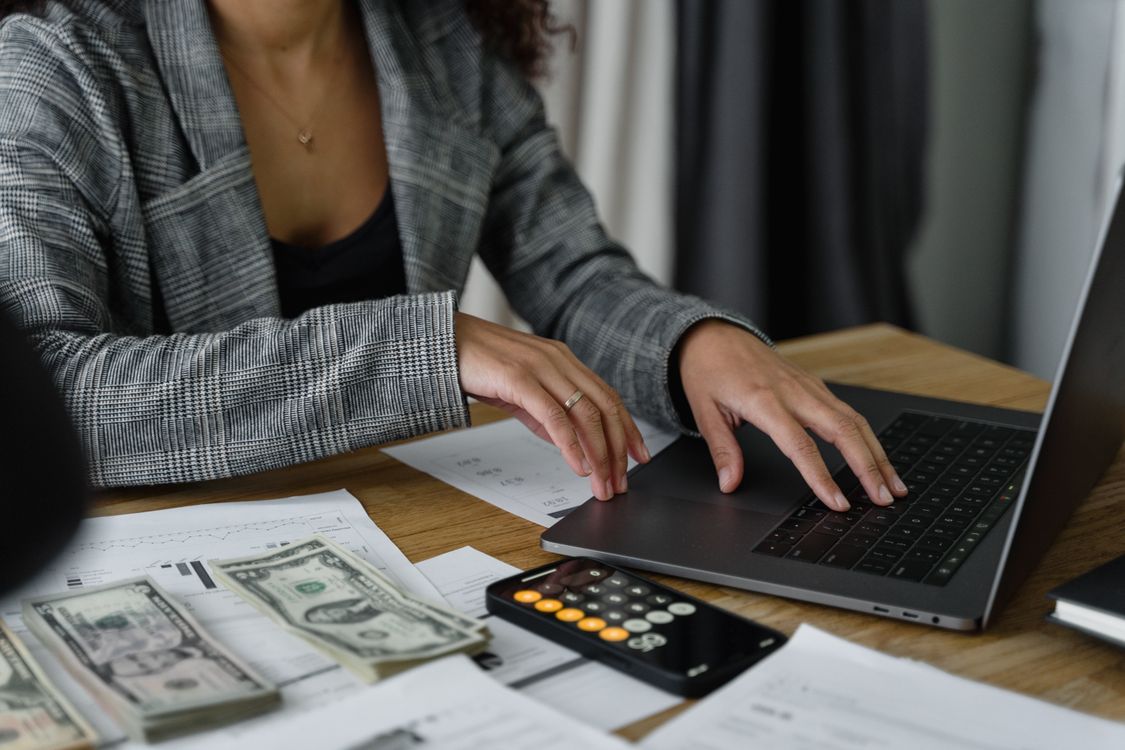 Documents financiers sur un bureau - facturation électronique