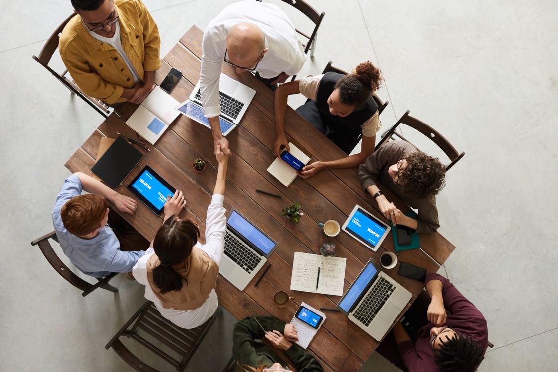 Équipe dans un bureau moderne - digitalisation comptable